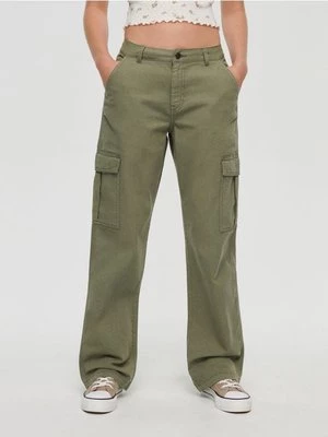 Oliwkowe spodnie straight fit z kieszeniami cargo House