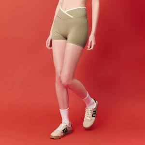 Oliwkowe szorty ULTRAFLEX z kopertowym pasem House