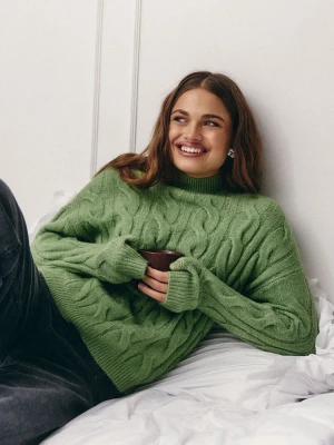 Oliwkowy sweter z warkoczowym splotem Top Secret