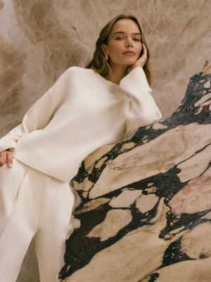 Oversize’owy kremowy sweter z wełny TARANKO