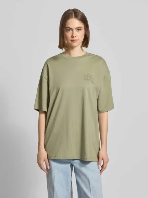 Oversize’owy T-shirt z nadrukiem z przesłaniem REVIEW