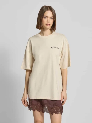 Oversize’owy T-shirt z nadrukiem z przesłaniem REVIEW