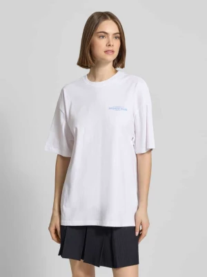 Oversize’owy T-shirt z nadrukiem z przesłaniem REVIEW