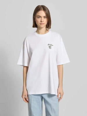 Oversize’owy T-shirt z nadrukiem z przesłaniem REVIEW