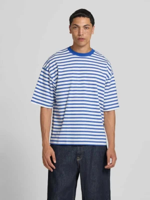 Oversized T-shirt z Wyhaftowane logo REVIEW Królewski niebieski