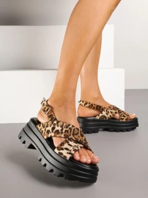 Panterkowe Sandały z Nitami na Tłoczonej Platformie Zapinane na Sprzączkę Gonandra