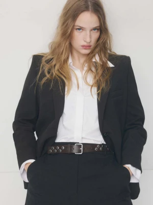 Pasek z ćwiekami czekoladowy - Kobieta - - MANGO