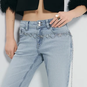 Pasek z metalowymi oczkami i motylkami srebrny House