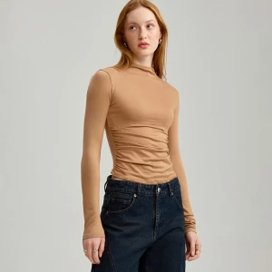 Piaskowa koszulka z długim rękawem i stójką House