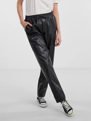 Pieces Spodnie "Selma" w kolorze czarnym rozmiar: M