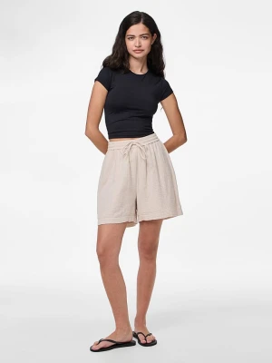 Pieces Szorty "Sastina" w kolorze kremowym rozmiar: XS