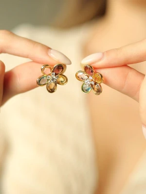 Pierres delicates Pozłacane kolczyki-wkrętki z cyrkoniami i kryształami rozmiar: onesize