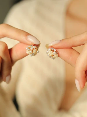 Pierres delicates Pozłacane kolczyki-wkrętki z perłami i cyrkoniami rozmiar: onesize