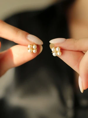 Pierres delicates Pozłacane kolczyki-wkrętki z perłami rozmiar: onesize