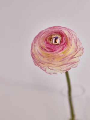 Pierścionek z różowym kwadratowym oczkiem TARANKO