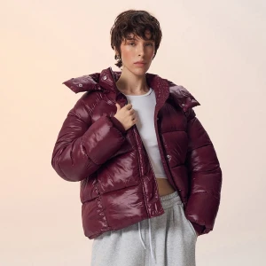 Pikowana bordowa kurtka zimowa puffer z połyskującego materiału House