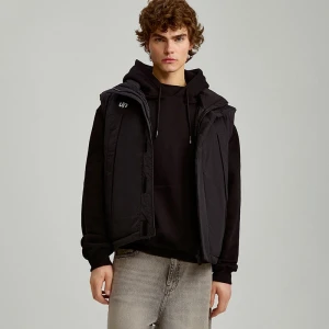 Pikowana czarna kamizelka z małym nadrukiem House