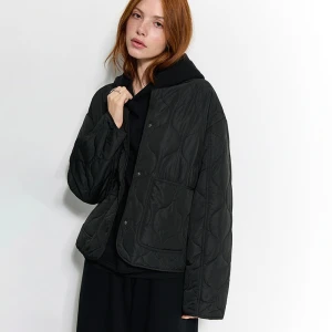 Pikowana czarna kurtka bez kołnierza o pudełkowym kroju House