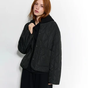 Pikowana czarna kurtka bez kołnierza o pudełkowym kroju House