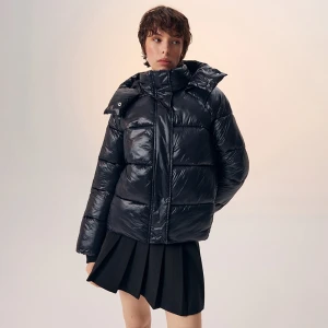 Pikowana czarna kurtka zimowa puffer z połyskującego materiału House