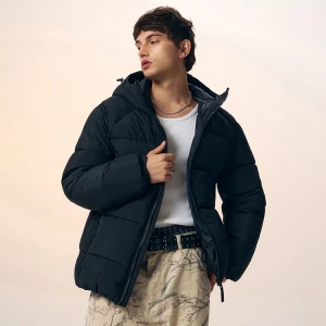 Pikowana czarna kurtka zimowa z kapturem House