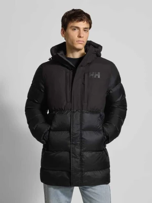 Pikowana kurtka z kapturem z nadrukiem z logo Helly Hansen