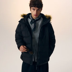 Pikowana kurtka zimowa z kapturem odpinanym futerkiem czarna House