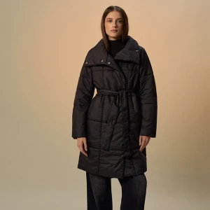 Pikowany czarny płaszcz z wysoką stójką i paskiem House