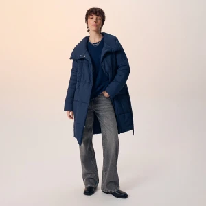 Pikowany granatowy płaszcz z wysoką stójką i paskiem House