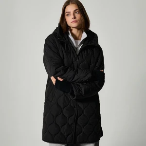 Pikowany płaszcz z kapturem czarny House