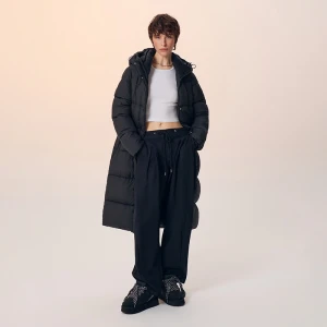 Pikowany płaszcz z kapturem i napami czarny House