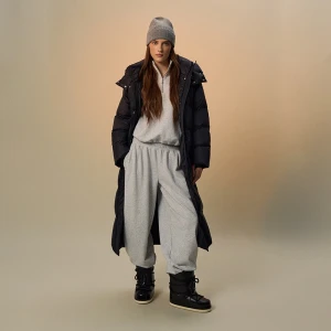 Pikowany płaszcz z kapturem i naturalnym puchem czarny House