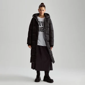 Pikowany płaszcz z kapturem i wypełnieniem czarny House