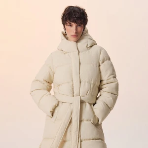 Pikowany płaszcz z paskiem kremowy House