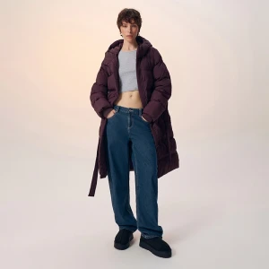 Pikowany płaszcz z paskiem mahoniowy House