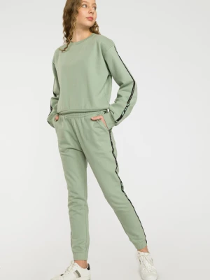 Pistacjowe spodnie dresowe z lampasami Reporter