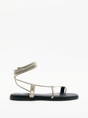 Płaskie sandały Square Essential Fly z laminowanymi paskami PATRIZIA PEPE