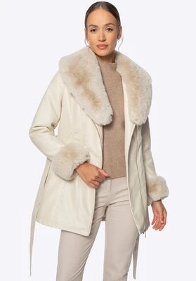 Płaszcz damski z ekoskóry z futrzanym kołnierzem i mankietami kremowy Wittchen