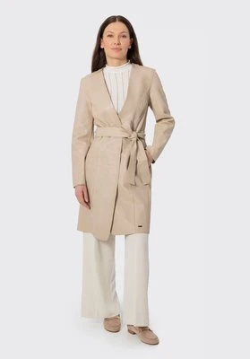 Płaszcz damski ze skóry naturalnej z paskiem w talii kremowy Wittchen