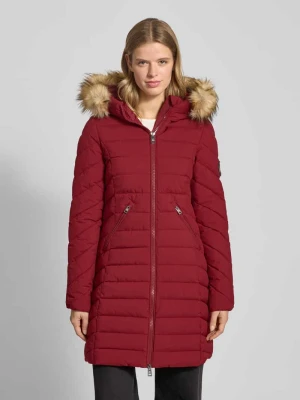 Płaszcz pikowany o kroju regular fit z obszyciem ze sztucznego futra model ‘Fuji’ Superdry