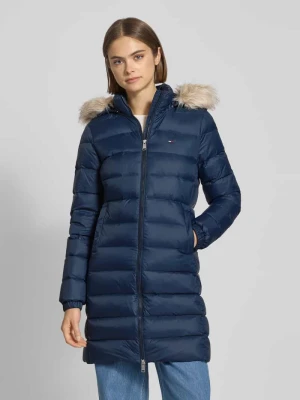 Płaszcz pikowany o kroju slim fit z wypełnieniem puchem i pierzem Tommy Jeans