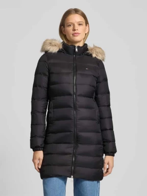 Płaszcz pikowany o kroju slim fit z wypełnieniem puchem i pierzem Tommy Jeans