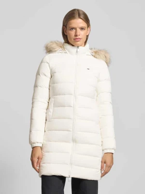 Płaszcz pikowany o kroju slim fit z wypełnieniem puchem i pierzem Tommy Jeans