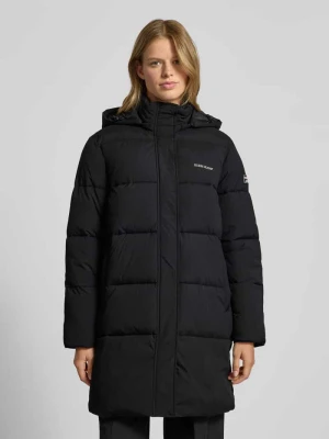 Płaszcz pikowany z kapturem i logo Guess Jeans