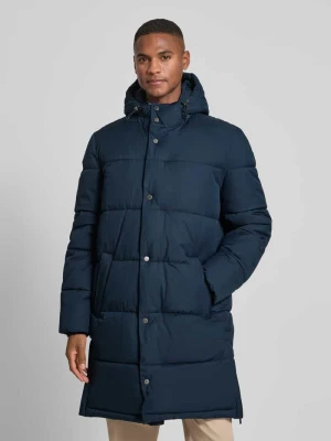 Płaszcz pikowany z kapturem i wpuszczanymi kieszeniami Christian Berg Men