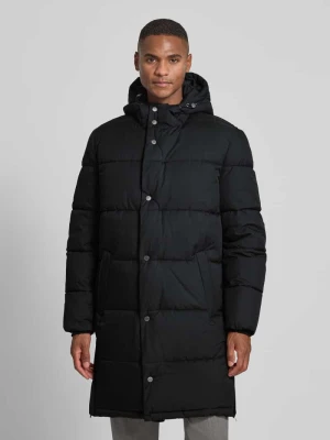 Płaszcz pikowany z kapturem i wpuszczanymi kieszeniami Christian Berg Men