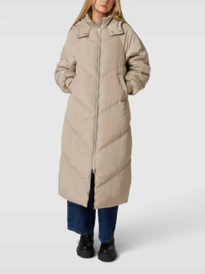Płaszcz pikowany z kapturem model ‘PCFELICITY LONG PUFFER’ Pieces