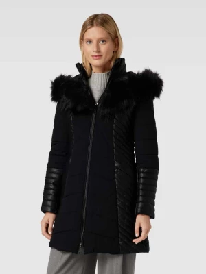 Płaszcz pikowany z obszyciem ze sztucznego futra model ‘NEW OXANA’ Guess
