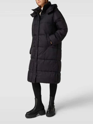 Płaszcz pikowany z rozcięciami model ‘Viv’ Gina Tricot