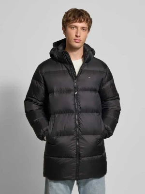 Płaszcz puchowy o kroju regular fit z wyhaftowanym logo Tommy Jeans